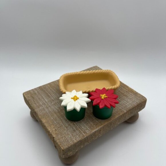 Vintage Avon Christmas Poinsettia Salt and‎ Pepper Shakers in a Basket - Picture 3 of 7